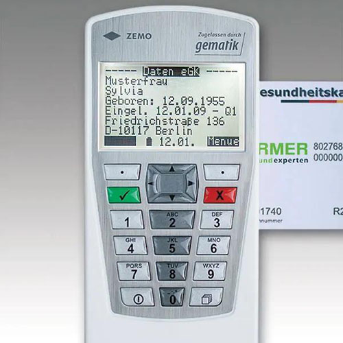 Mobiles Krankenkassenkartenlesegerät auf grauen Hintergrund das eine Krankenkassenkarte liest.jpg